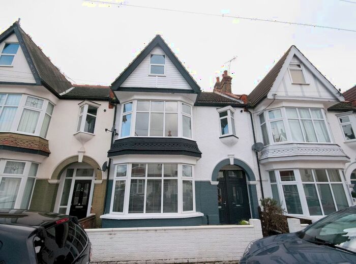 2 Bedroom Flat To Rent In Leighton Avenue, Leigh-On-Sea, SS9