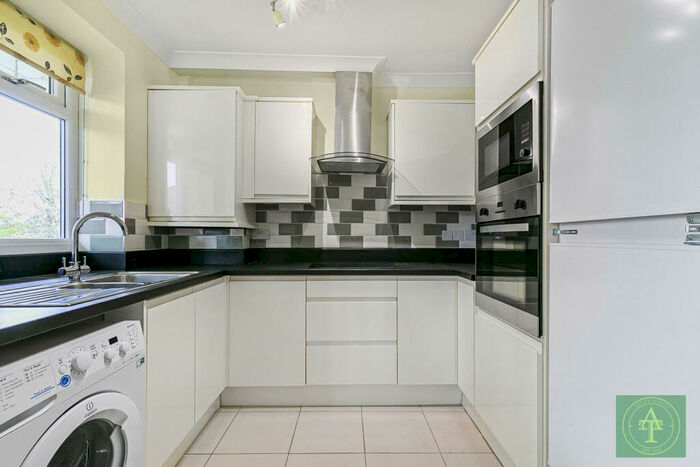 2 Bedroom Flat To Rent In Green Lanes, Winchmore Hill, N21