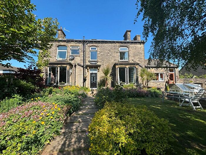 4 Bedroom Semi-Detached House For Sale In Broomfield Place, Clayton, BD14