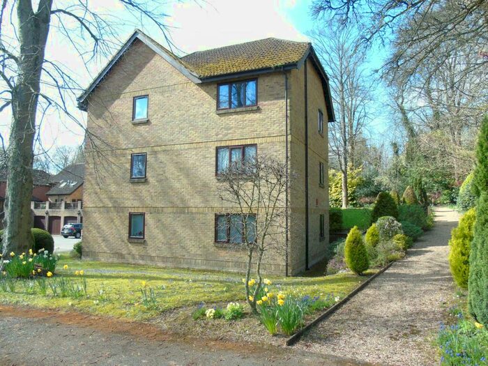 3 Bedroom Flat To Rent In Monmouth Square, Winchester, SO22