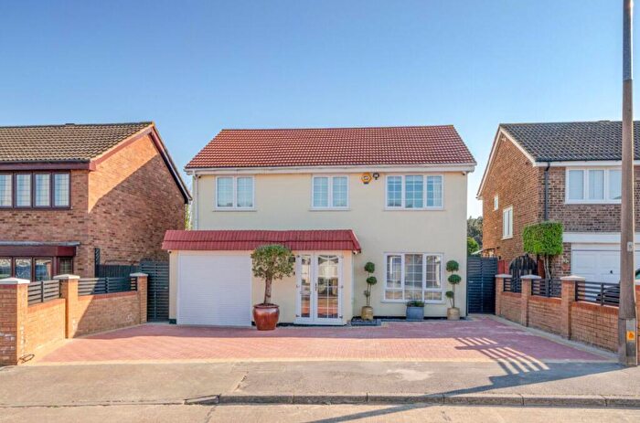 4 Bedroom Detached House For Sale In St. Pauls Close, South Ockendon, RM15