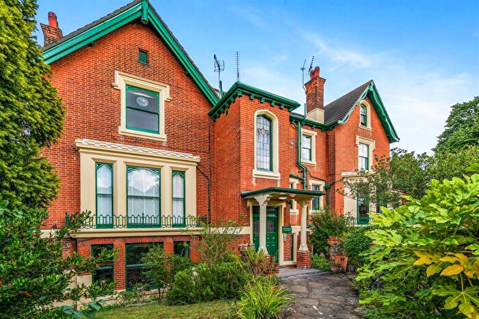 2 Bedroom Apartment To Rent In Kingsley Grange, Snaresbrook, E11