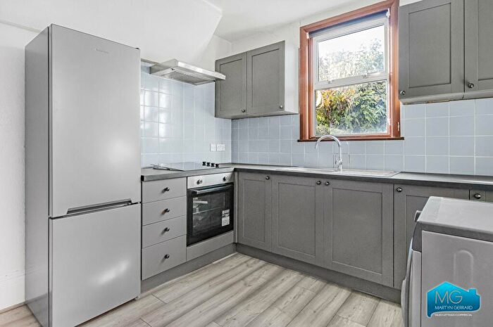 2 Bedroom Apartment To Rent In Barratt Avenue, Wood Green, London, N22