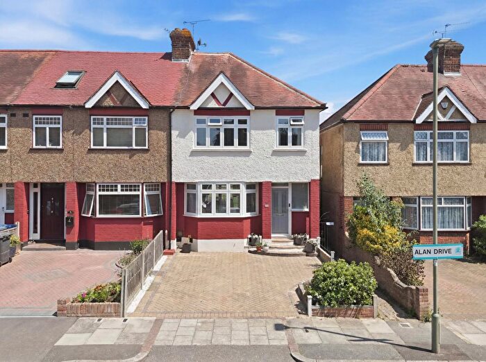 3 Bedroom End Of Terrace House For Sale In Alan Drive, Barnet, EN5