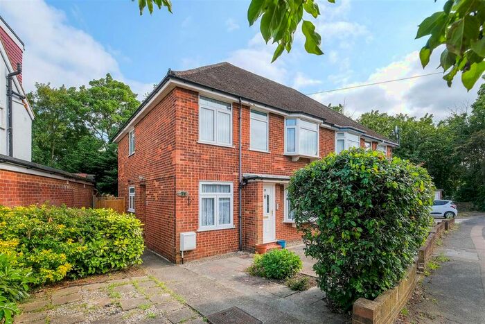 2 Bedroom Flat To Rent In Colvin Gardens, Chingford, E4