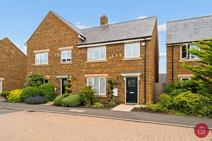 4 Bedroom Semi-Detached House For Sale In Walker Road, Banbury, OX16