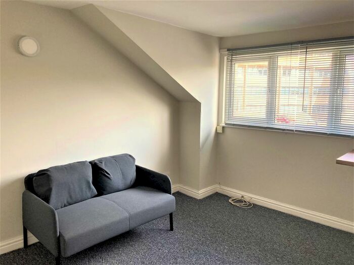 2 Bedroom Flat To Rent In Lower Cathedral Road, Cardiff, CF11