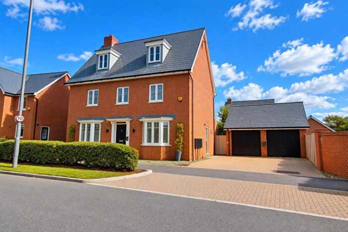5 Bedroom Detached House For Sale In Barge Crescent, Broughton, Aylesbury, HP22