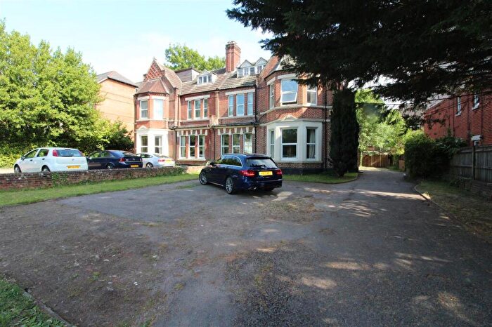6 Bedroom Semi-Detached House To Rent In Archers Road, Southampton, SO15