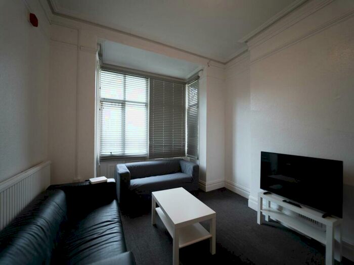 8 Bedroom House To Rent In College Road, Bangor, Gwynedd, LL57