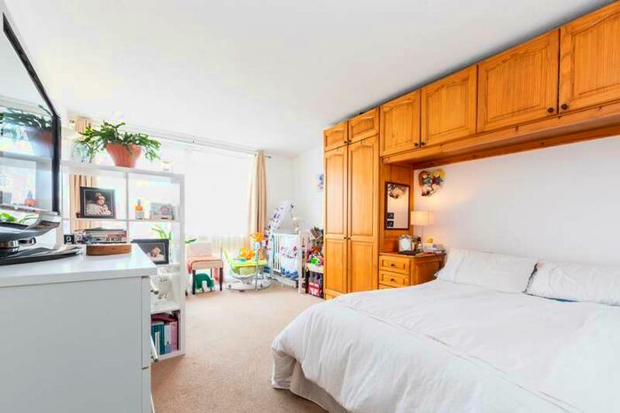 Flat To Rent In Upper Richmond Road, Putney, SW15
