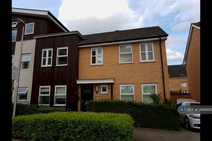 3 Bedroom Semi-Detached House To Rent In Drake Way, Reading, RG2