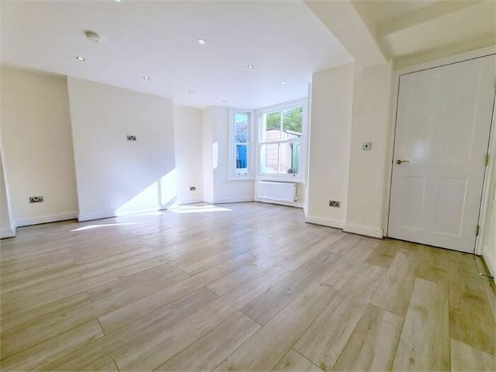 2 Bedroom Flat To Rent In Lyndhurst Way, Peckham, London, SE15