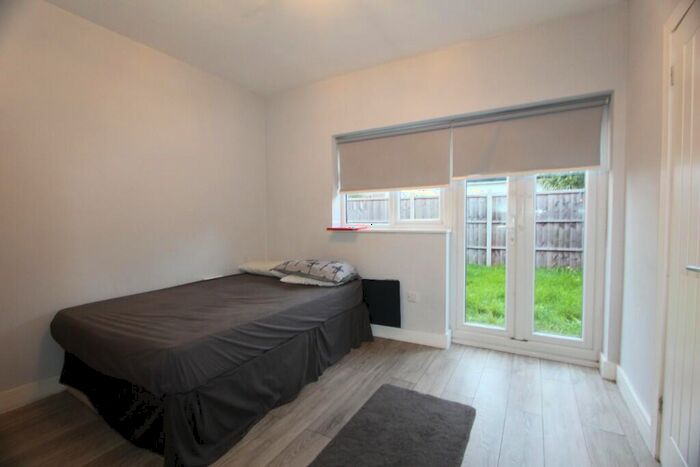 Studio To Rent In Woodville Gardens, London, NW11