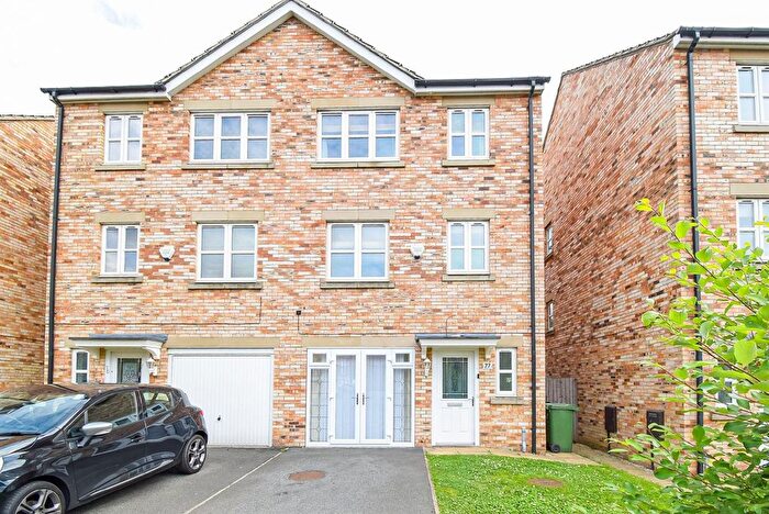 5 Bedroom Semi-Detached House To Rent In Temple Court, Wakefield, WF1