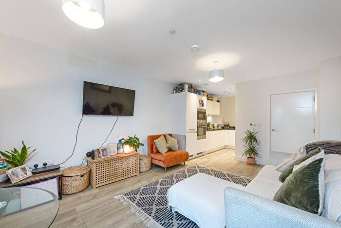 1 Bedroom Flat For Sale In Lakeside Drive, Park Royal, London, NW10