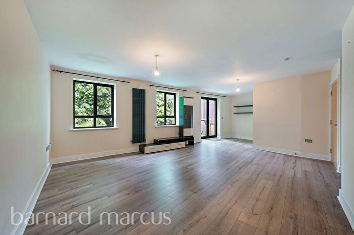 2 Bedroom Flat To Rent In The Parade, Epsom, KT18