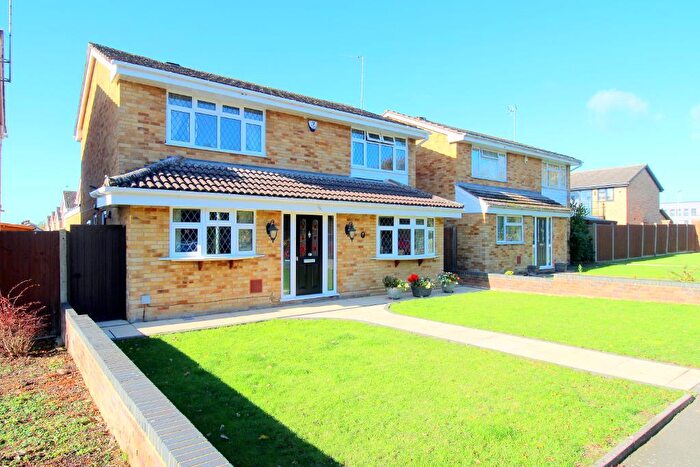 4 Bedroom Detached House For Sale In Selsey Drive, Putteridge, Luton, Bedfordshire, LU2