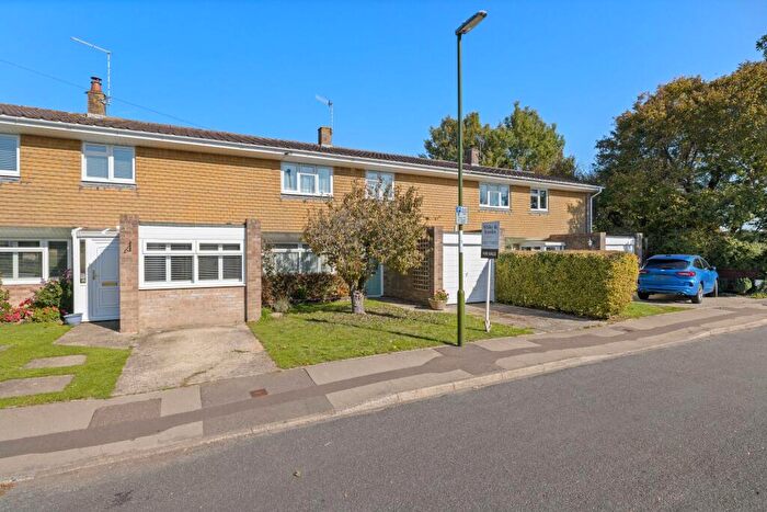 3 Bedroom Property For Sale In Manor Close, Chichester, PO19