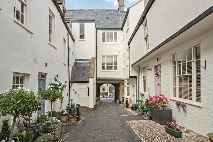 2 Bedroom Flat For Sale In High Street, Chipping Norton, OX7