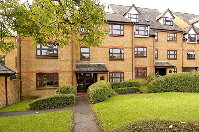 2 Bedroom Flat For Sale In Albemarle Park, Albemarle Road, Beckenham, BR3