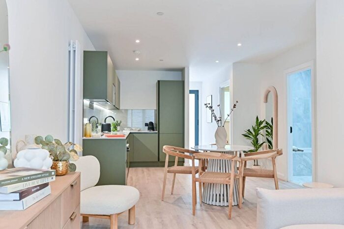 2 Bedroom Flat To Rent In Wandle Place, Earlsfield, Wimbledon, SW18