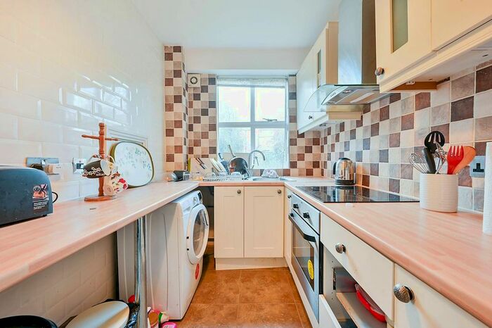 2 Bedroom Flat To Rent In Wellesley Road, Chiswick, London, W4