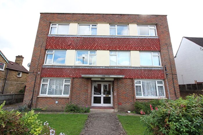 2 Bedroom Flat To Rent In Idmiston Road, Worcester Park, KT4