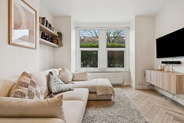 2 Bedroom Maisonette For Sale In Southfield Road, Acton Green, W4