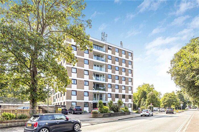 3 Bedroom Flat To Rent In Roehampton Court, London, SW13