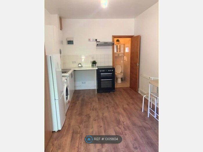 Studio To Rent In Berkshire Gardens, London N13