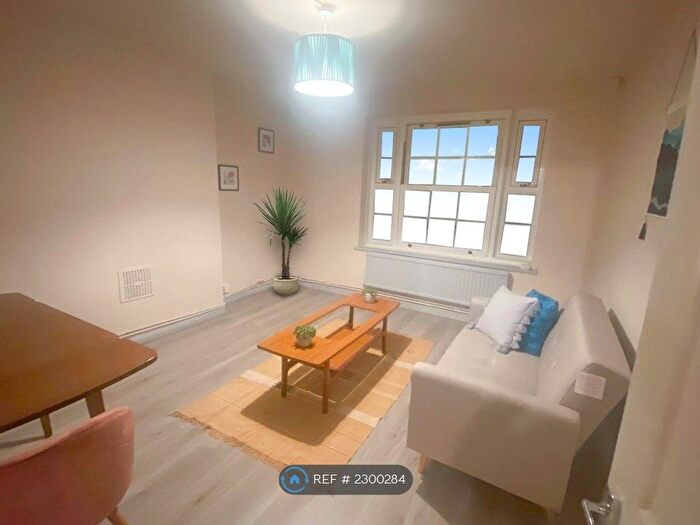 3 Bedroom Flat To Rent In Peckham, London, SE15