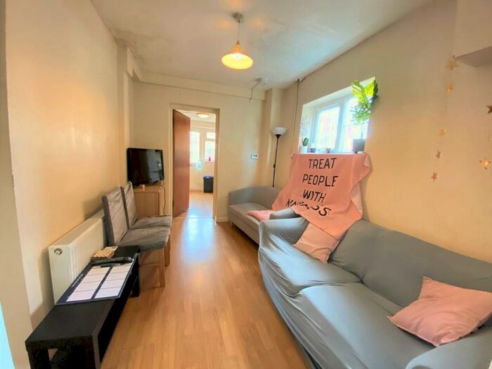 5 Bedroom Semi-Detached House To Rent In Southway, Guildford, GU2