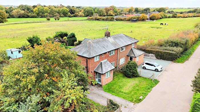 3 Bedroom Semi-detached House For Sale In South Farm Cottages, London Colney, AL2