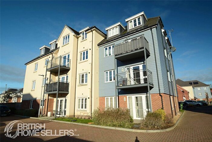 2 Bedroom Flat For Sale In Barn Avenue, Aldershot, Hampshire, GU12