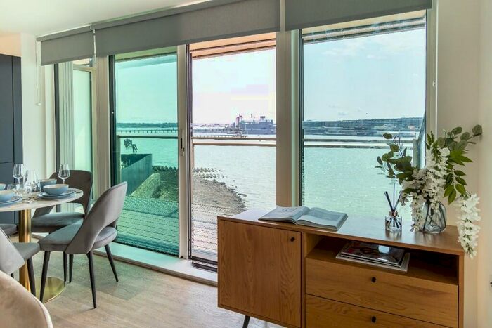 2 Bedroom Apartment To Rent In Vantage Tower, Centenary Plaza, SO19