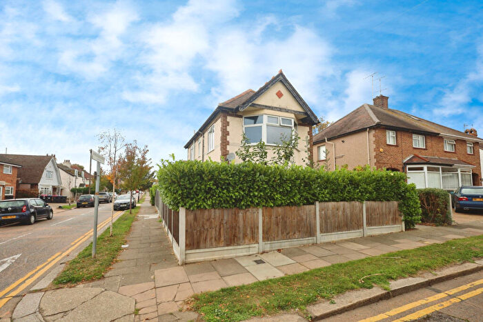 2 Bedroom Flat For Sale In Gainsborough Drive, Westcliff-on-sea, SS0