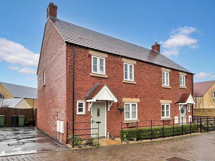 3 Bedroom Semi Detached House For Sale In Hamilton Close, Mickleton, GL55