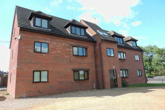 2 Bedroom Flat To Rent In Moor Road, Rushden, Northamptonshire, NN10