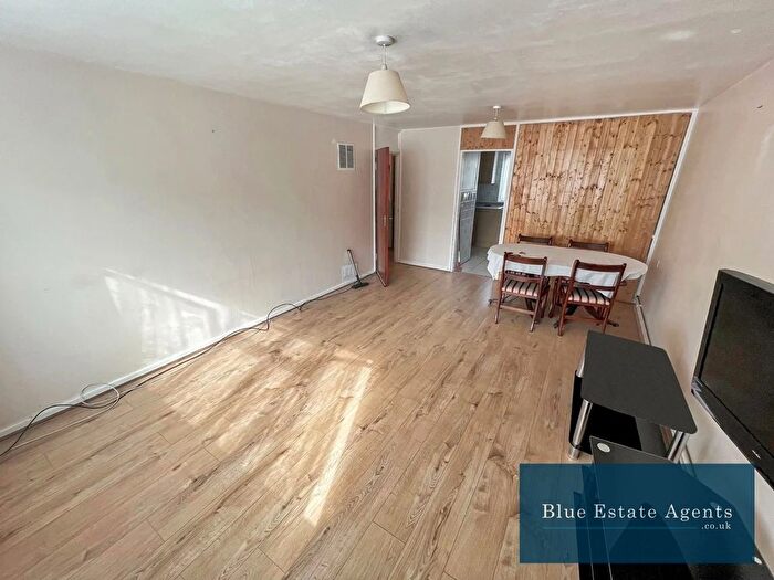 3 Bedroom Flat To Rent In Convent Way, Southall, UB2