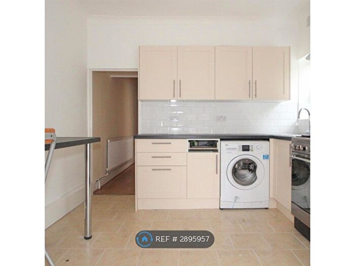 2 Bedroom Flat To Rent In Catford, London, SE6