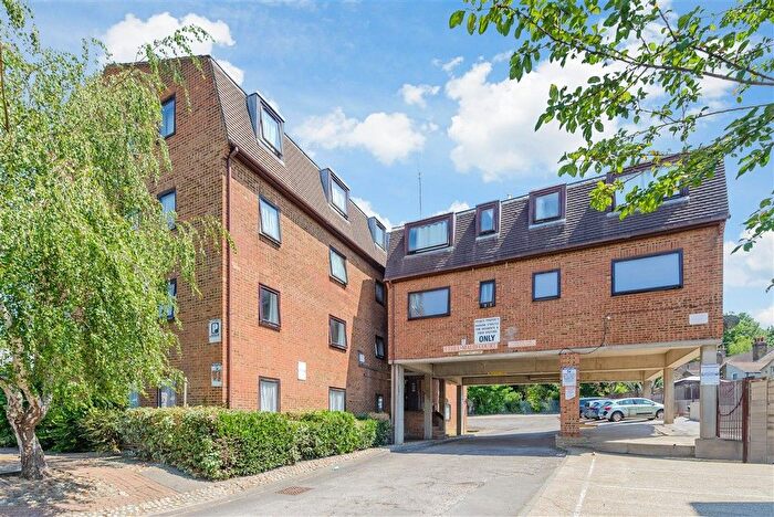 2 Bedroom Flat For Sale In Richmond Road, Gillingham, Kent, ME7