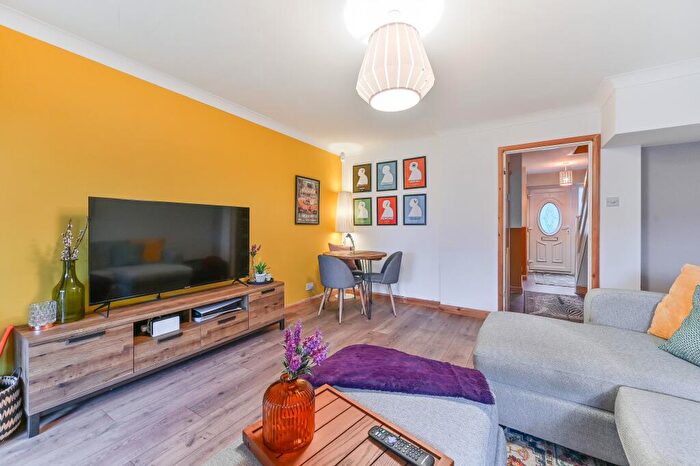 2 Bedroom Maisonette For Sale In Croftside, Sunny Bank, London, SE25