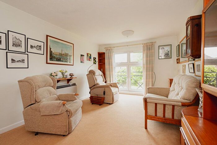 2 Bedroom Flat To Rent In Belmont Road, Leatherhead, KT22