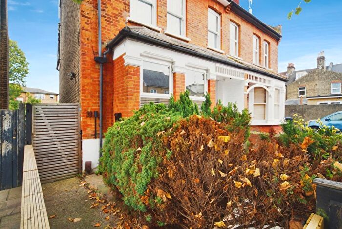 2 Bedroom Maisonette For Sale In First Avenue, Enfield, EN1