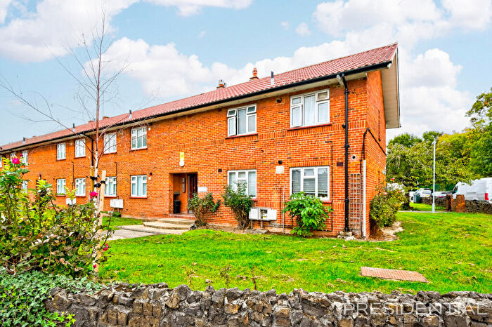 1 Bedroom Flat For Sale In The Glade, Clayhall, IG5