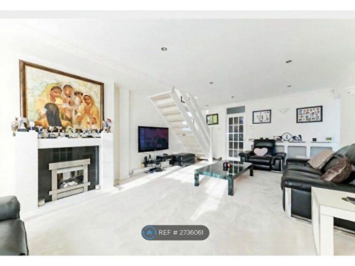 4 Bedroom Detached House To Rent In Badgers Copse, Worcester Park, KT4