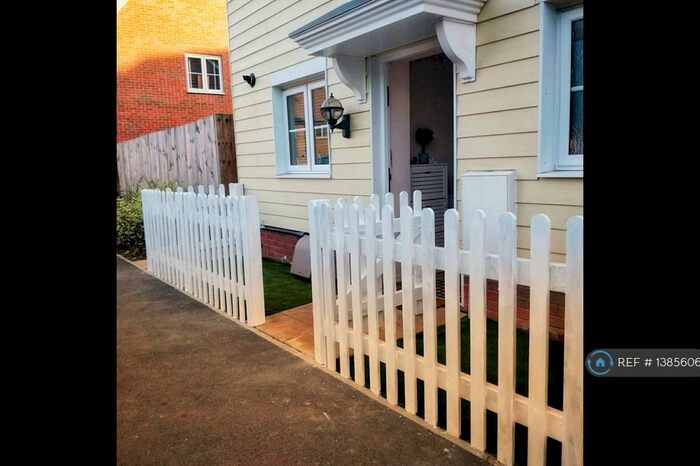 3 Bedroom Semi-Detached House To Rent In Collerne Street, Romford, RM3