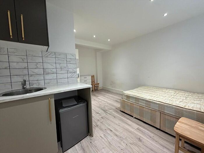 Studio To Rent In Brookfield Lane East, Waltham Cross, Hertfordshire, EN8
