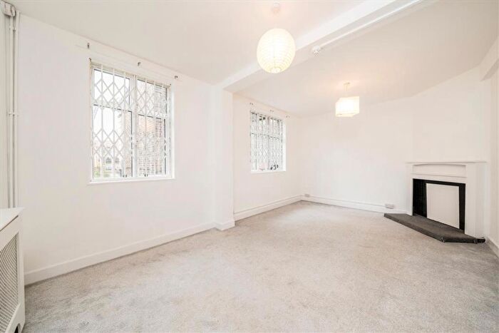 3 Bedroom Maisonette To Rent In Aveline Street, Kennington, SE11